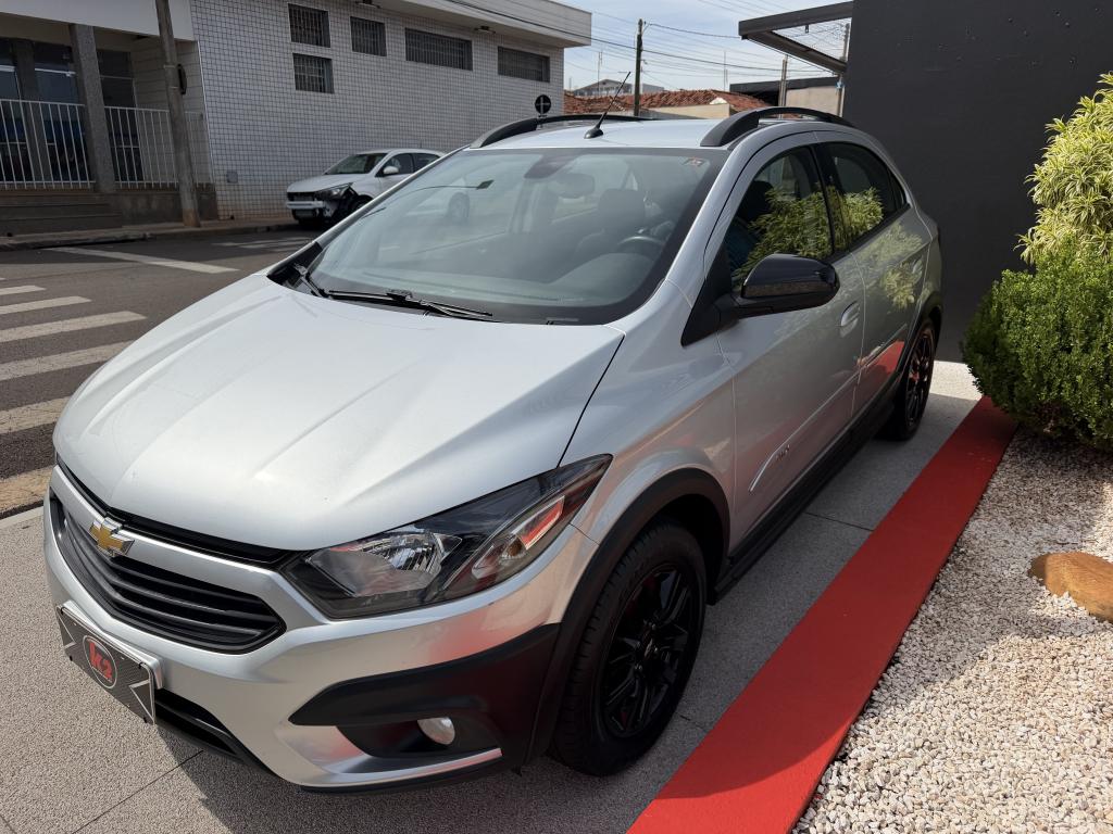 CHEVROLET Onix Hatch - Foto