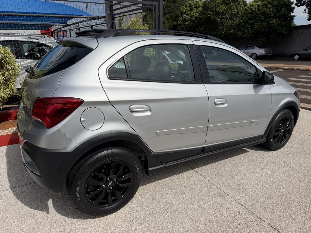 CHEVROLET Onix Hatch - Foto