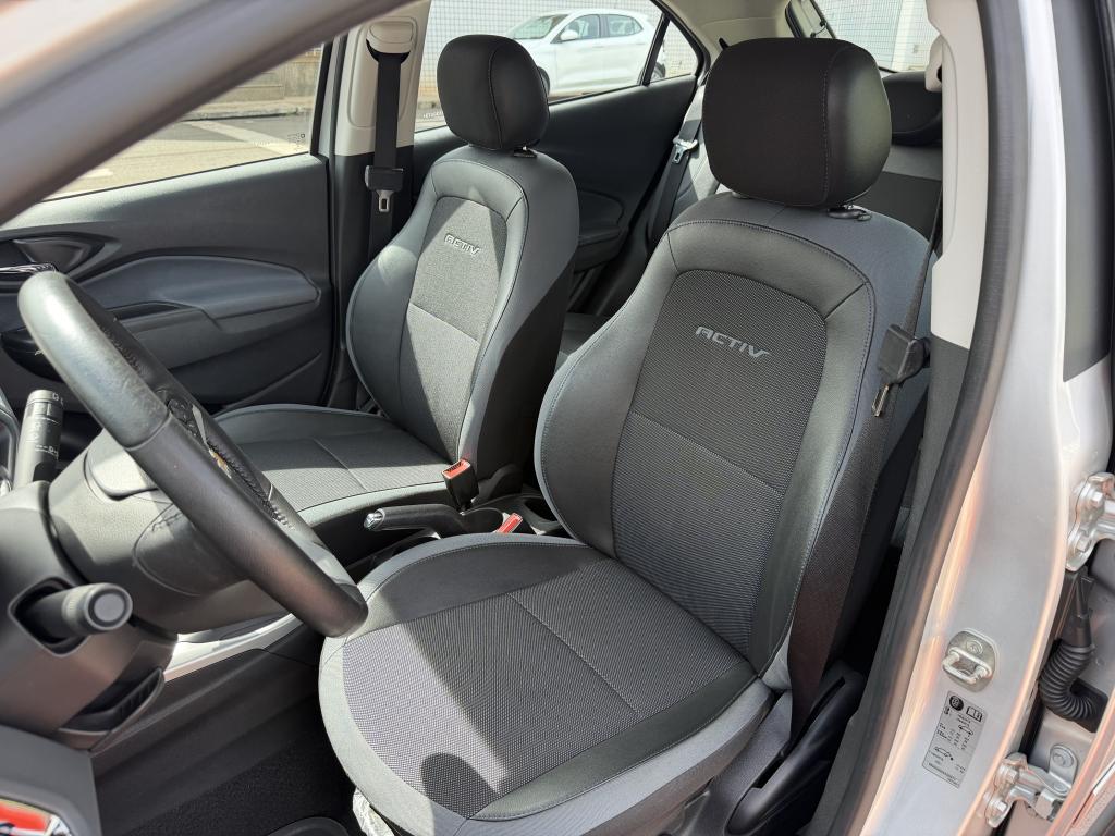 CHEVROLET Onix Hatch - Foto