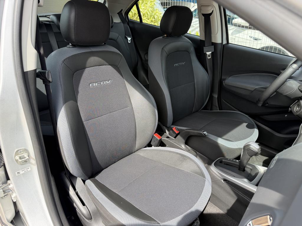 CHEVROLET Onix Hatch - Foto