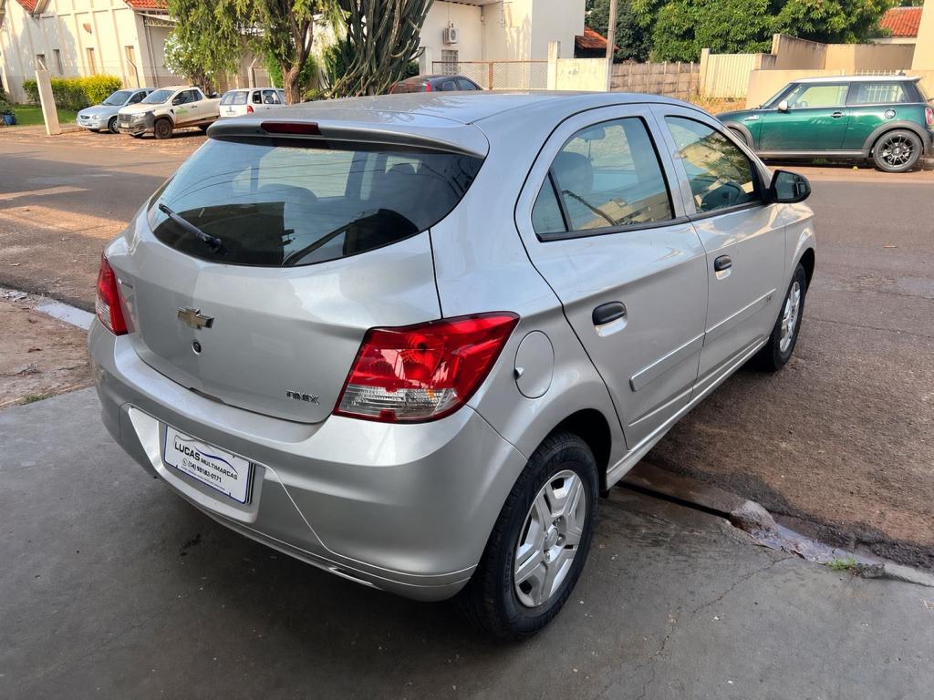 CHEVROLET Onix Hatch - Foto