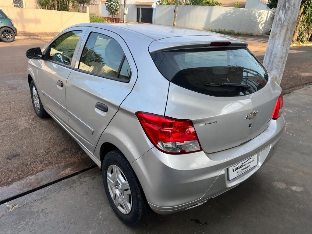 CHEVROLET Onix Hatch - Foto
