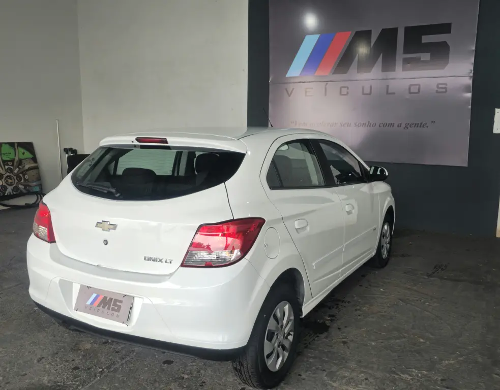 CHEVROLET Onix Hatch - Foto