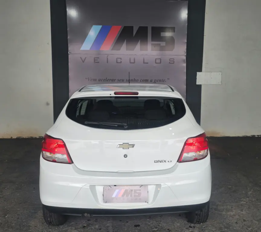 CHEVROLET Onix Hatch - Foto