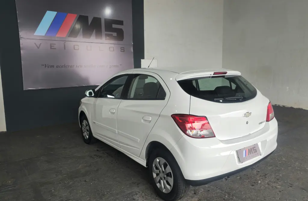 CHEVROLET Onix Hatch - Foto