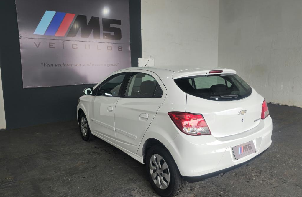 CHEVROLET Onix Hatch - Foto
