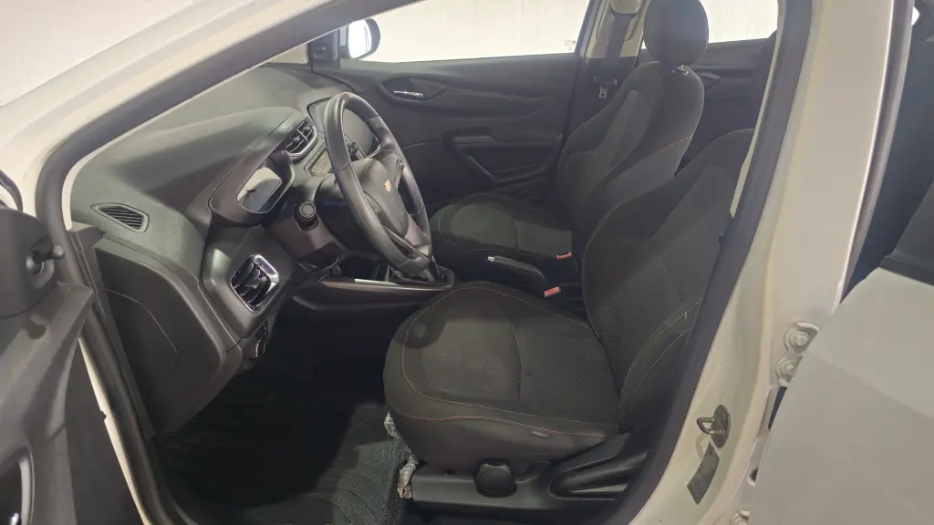 CHEVROLET Onix Hatch - Foto