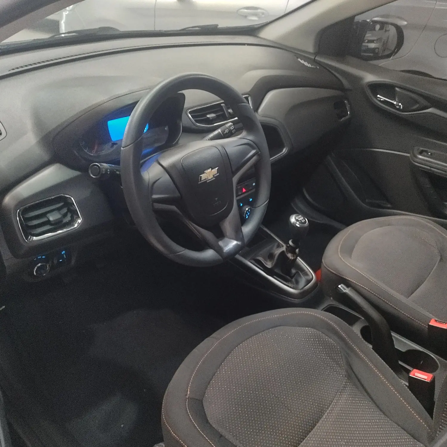 CHEVROLET Onix Hatch - Foto