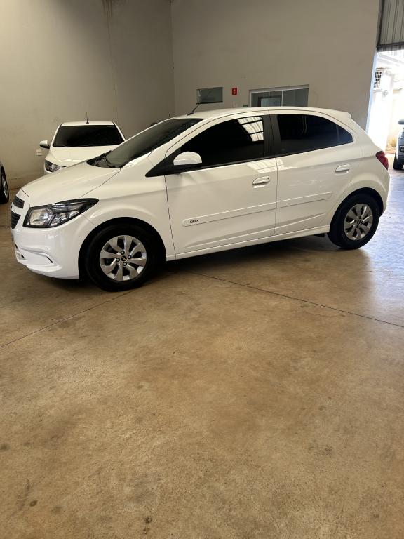 CHEVROLET Onix Hatch - Foto