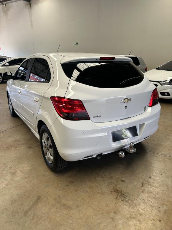 CHEVROLET Onix Hatch - Foto