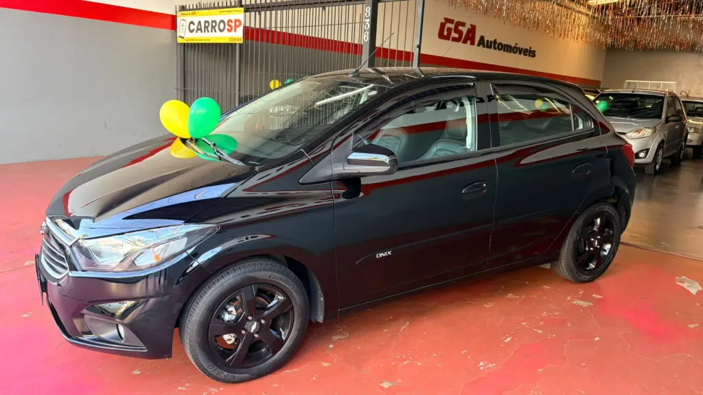 CHEVROLET Onix Hatch - Foto