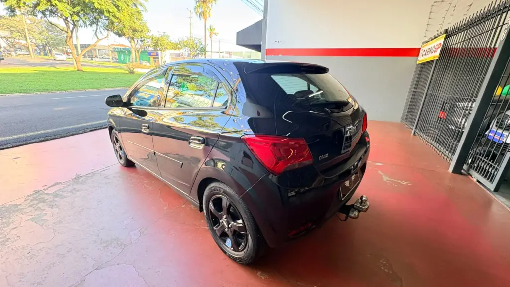 CHEVROLET Onix Hatch - Foto