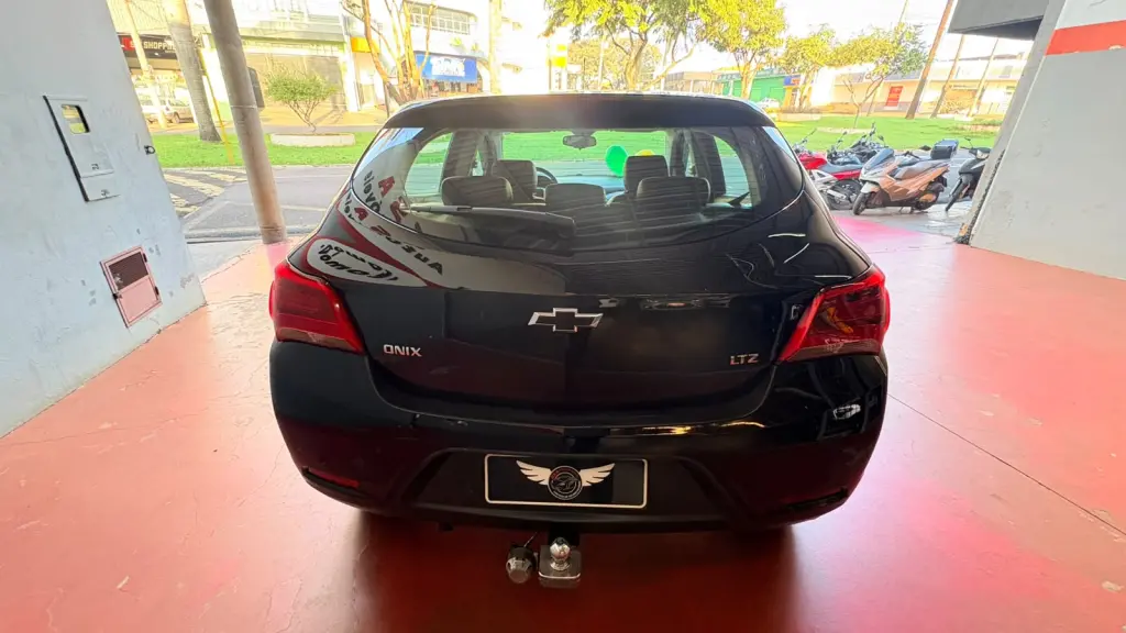 CHEVROLET Onix Hatch - Foto