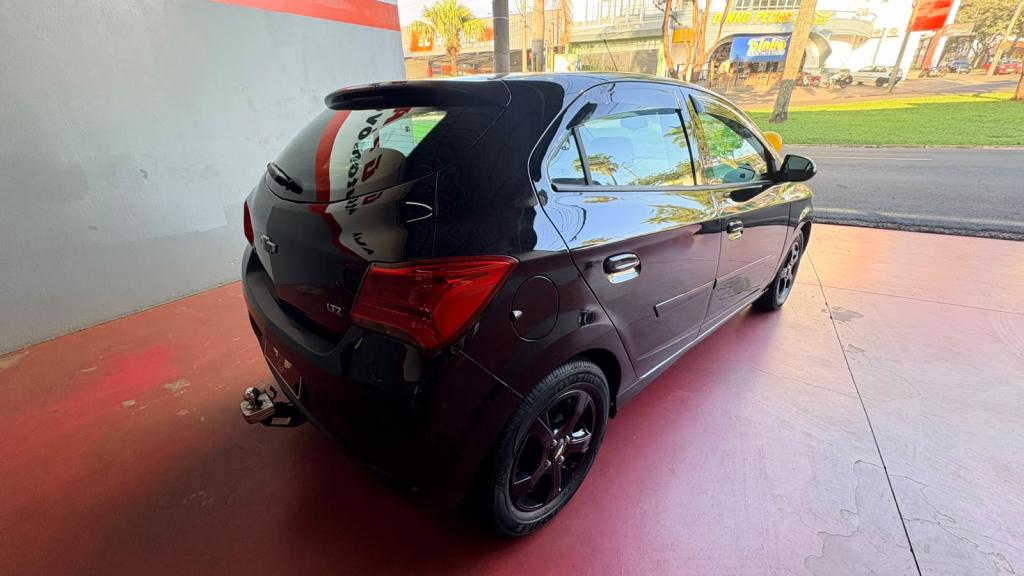 CHEVROLET Onix Hatch - Foto