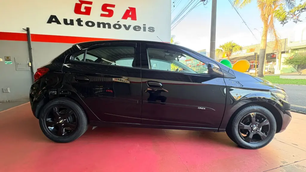 CHEVROLET Onix Hatch - Foto