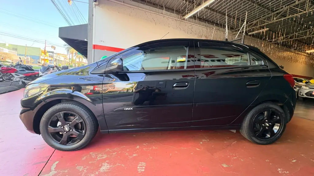 CHEVROLET Onix Hatch - Foto