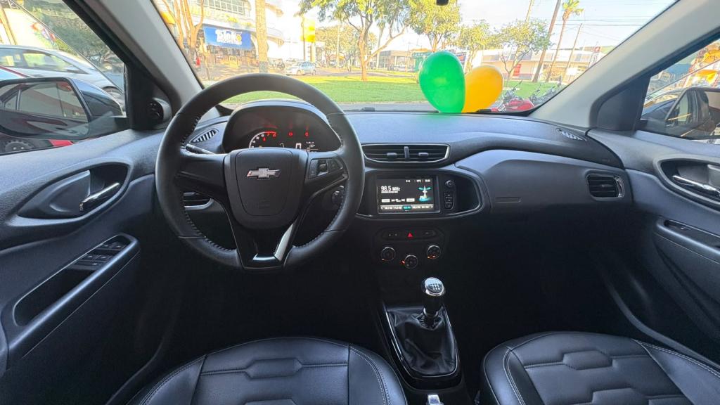 CHEVROLET Onix Hatch - Foto