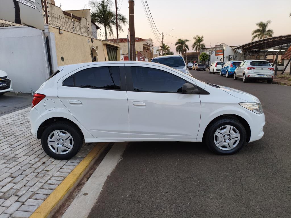 CHEVROLET Onix Hatch - Foto