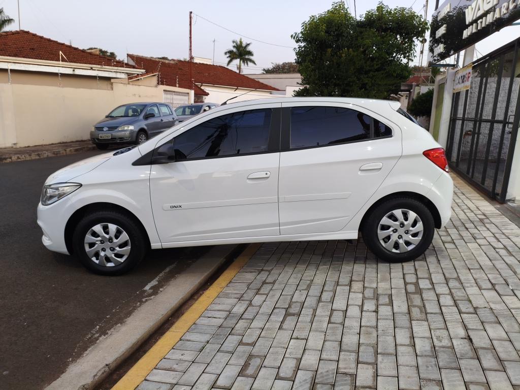CHEVROLET Onix Hatch - Foto