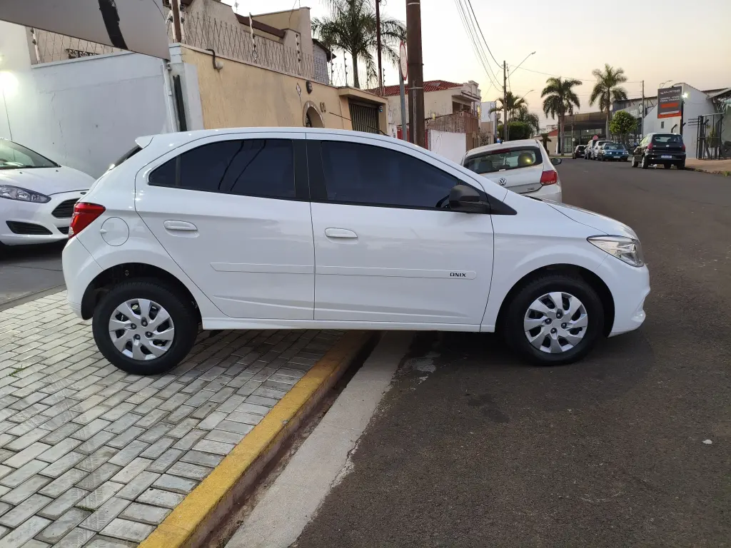 CHEVROLET Onix Hatch - Foto