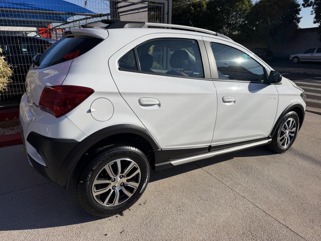CHEVROLET Onix Hatch - Foto