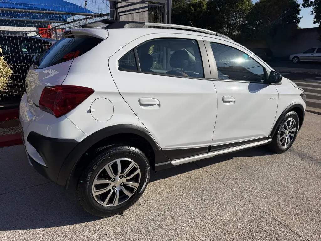 CHEVROLET Onix Hatch - Foto