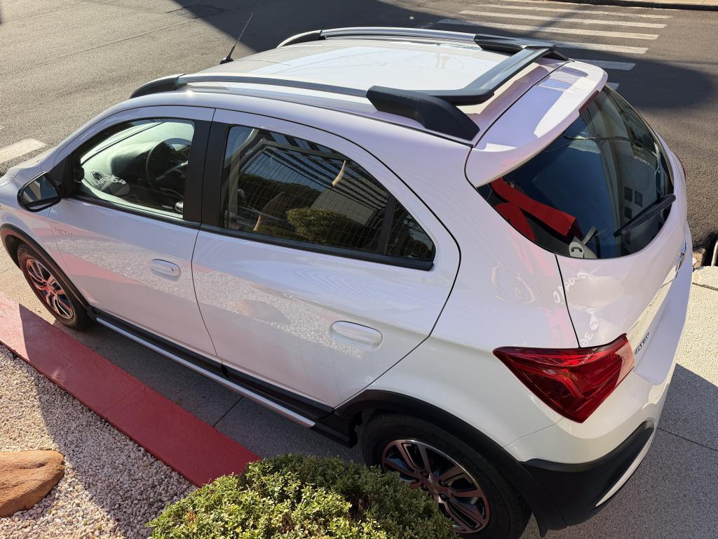 CHEVROLET Onix Hatch - Foto