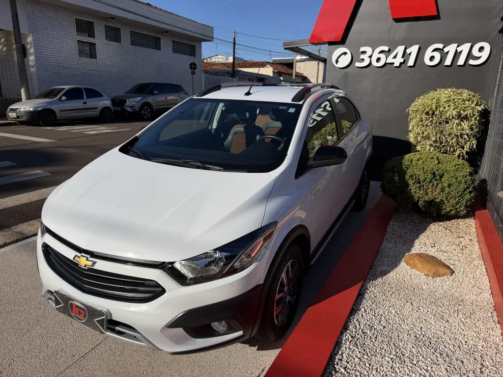 CHEVROLET Onix Hatch - Foto