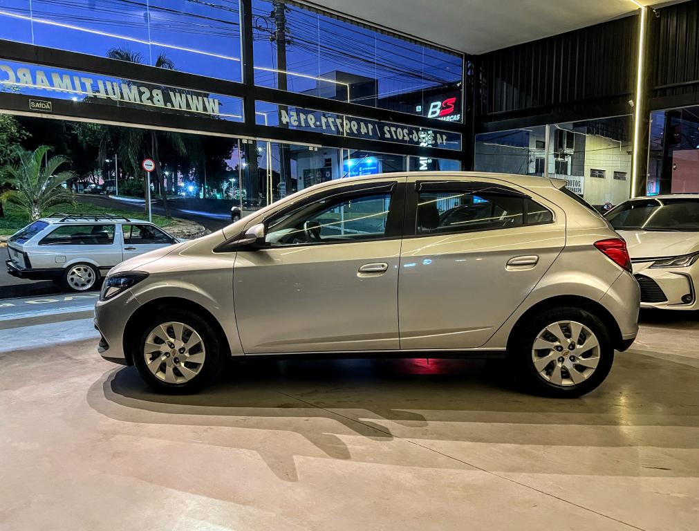 CHEVROLET Onix Hatch - Foto