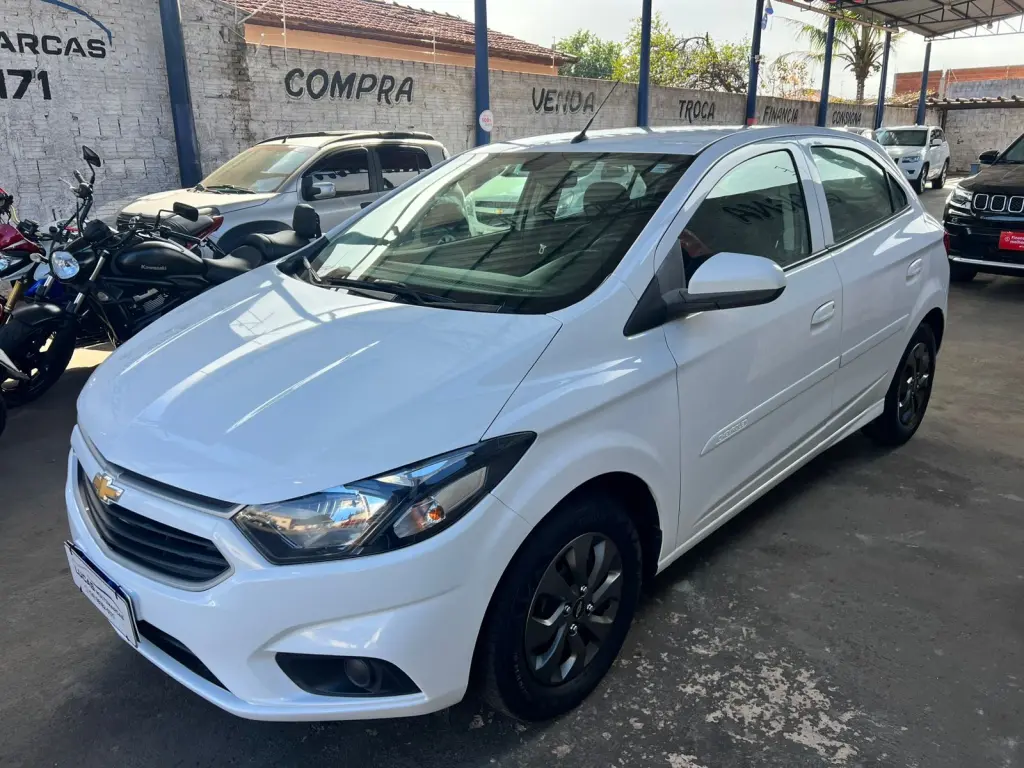 CHEVROLET Onix Hatch - Foto