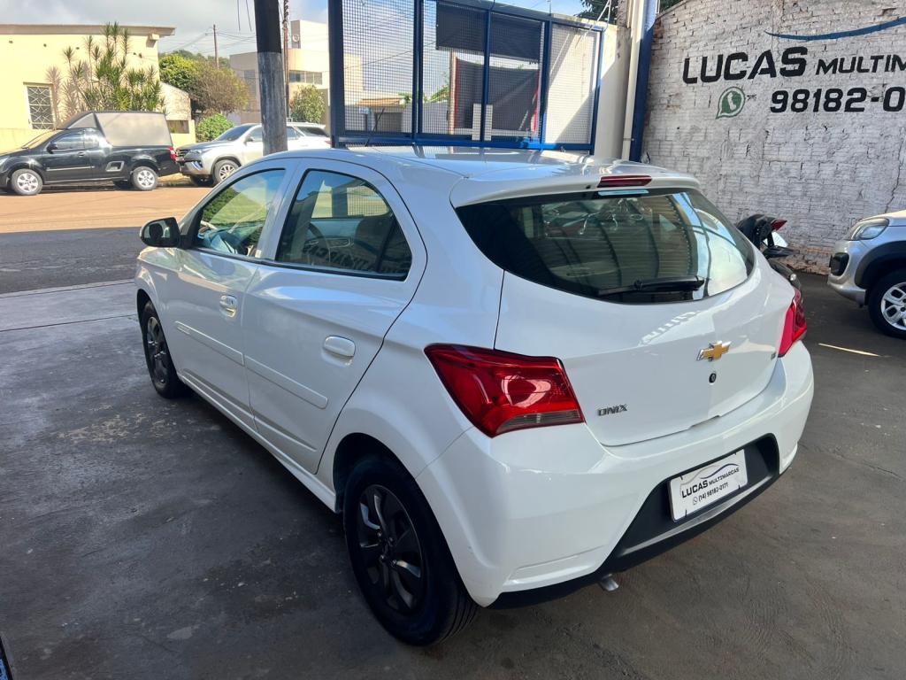 CHEVROLET Onix Hatch - Foto