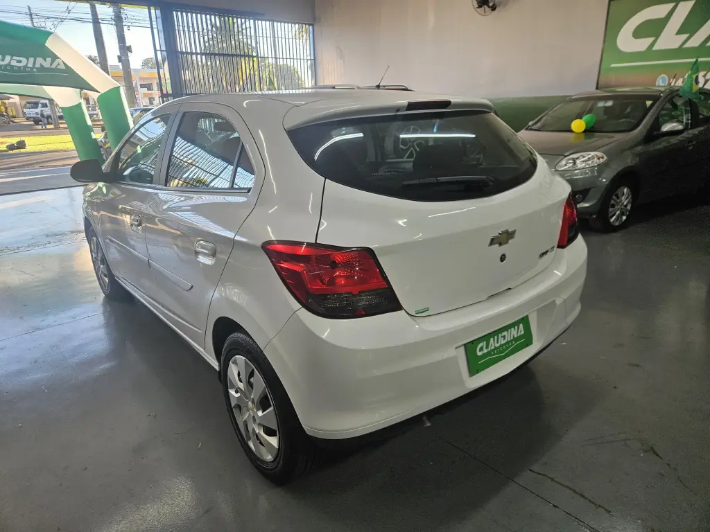 CHEVROLET Onix Hatch - Foto