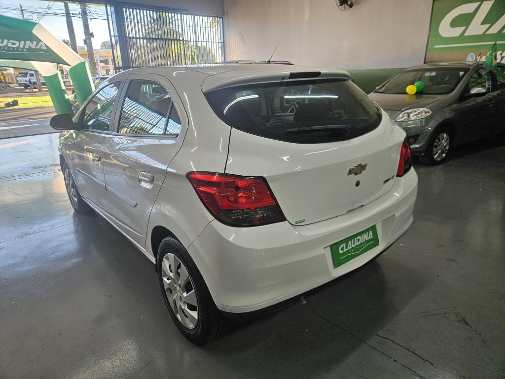 CHEVROLET Onix Hatch - Foto