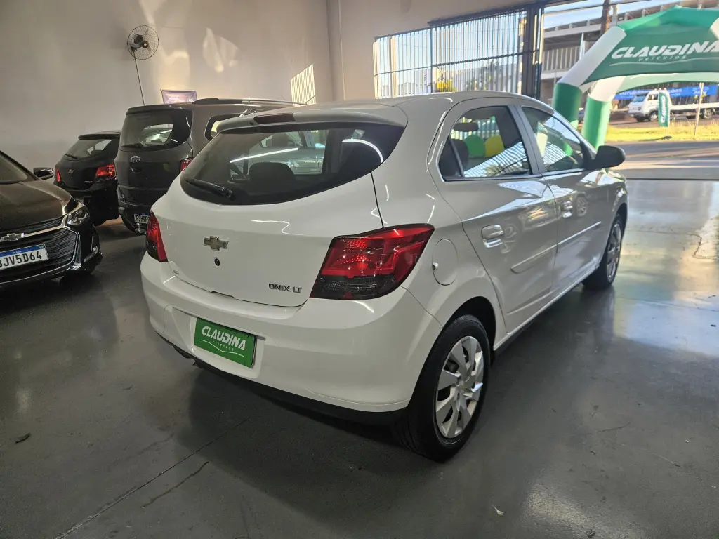 CHEVROLET Onix Hatch - Foto