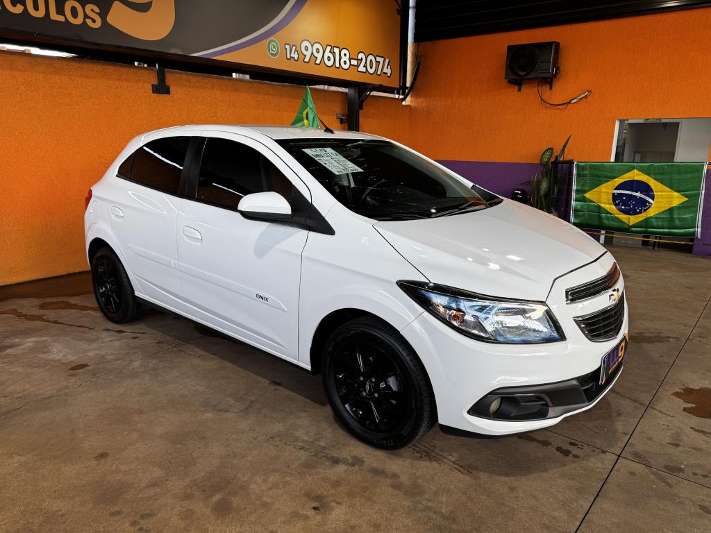 CHEVROLET Onix Hatch - Foto