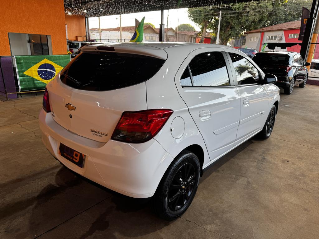 CHEVROLET Onix Hatch - Foto