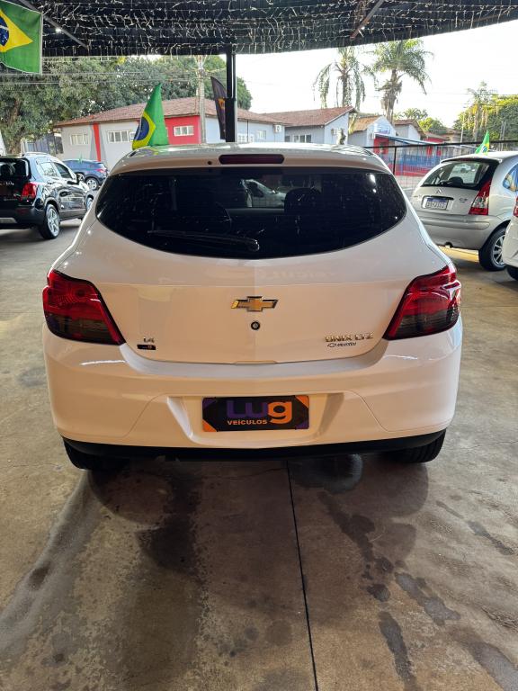 CHEVROLET Onix Hatch - Foto