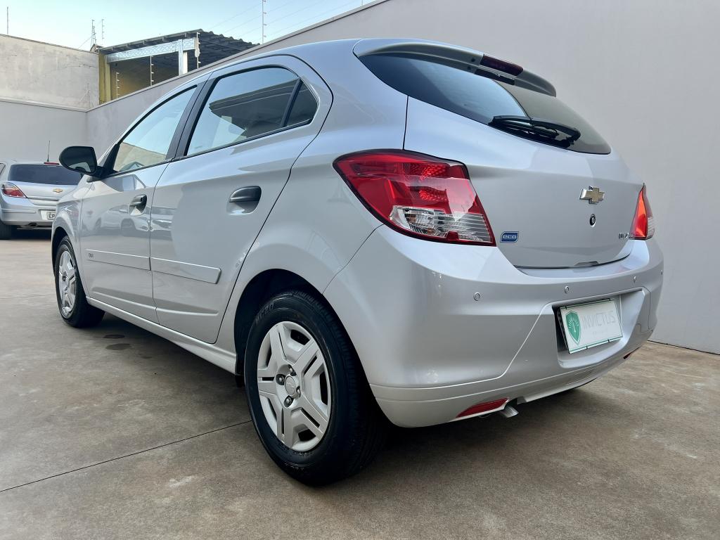 CHEVROLET Onix Hatch - Foto