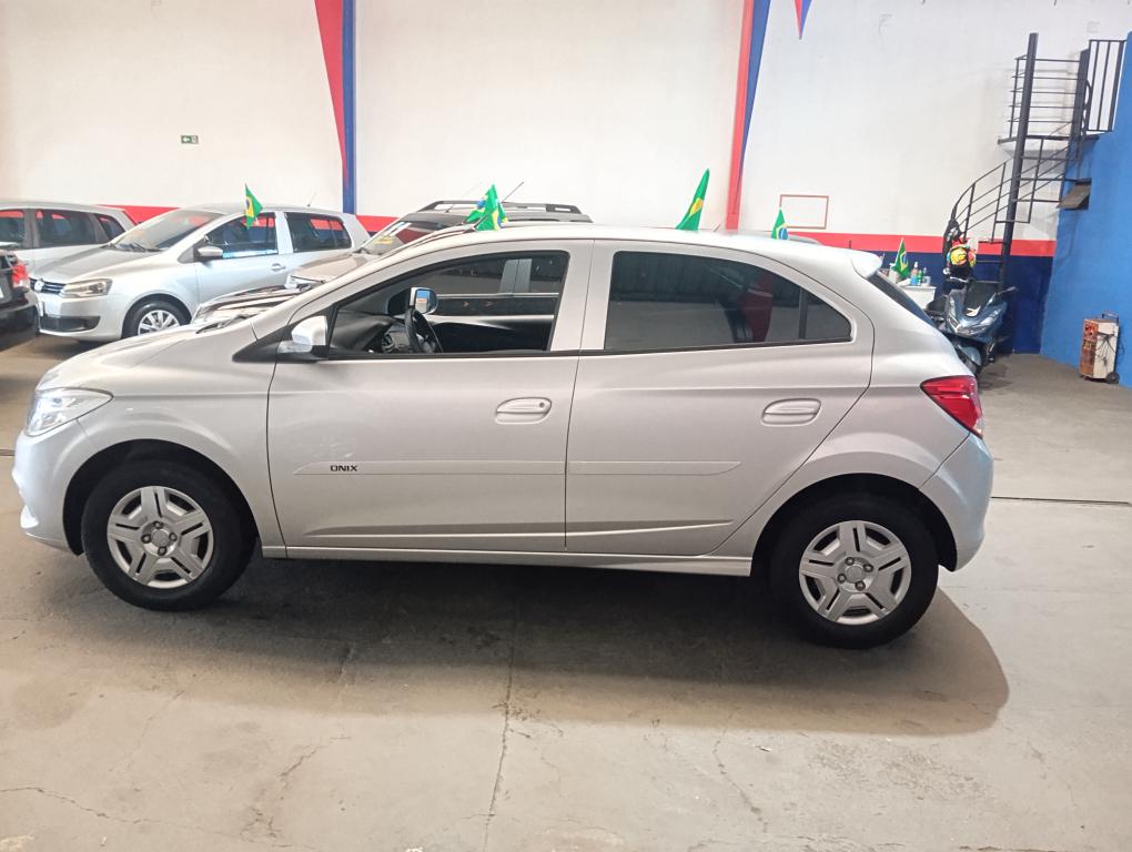 CHEVROLET Onix Hatch