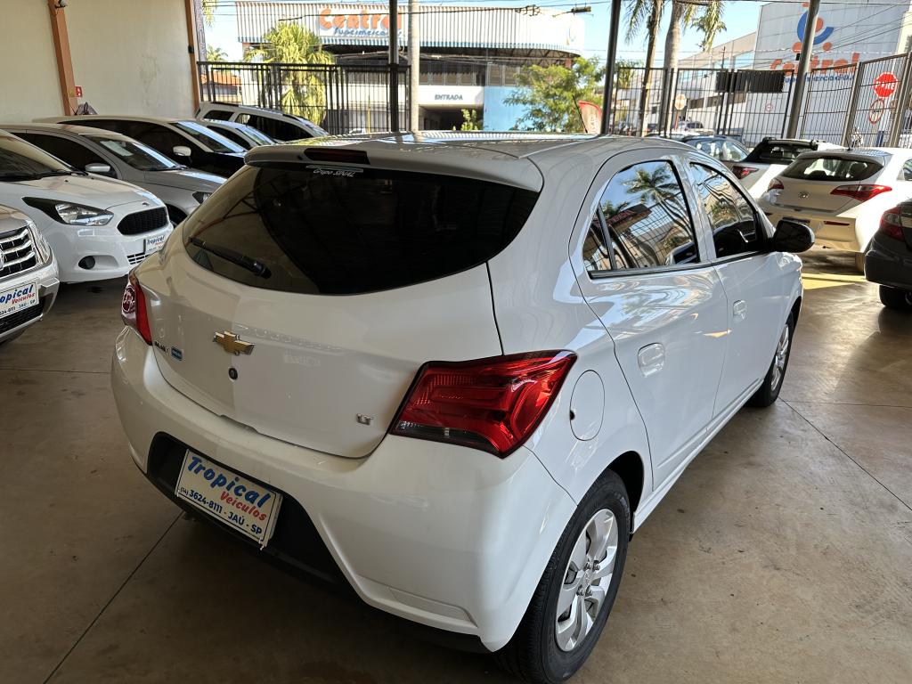 CHEVROLET Onix Hatch - Foto