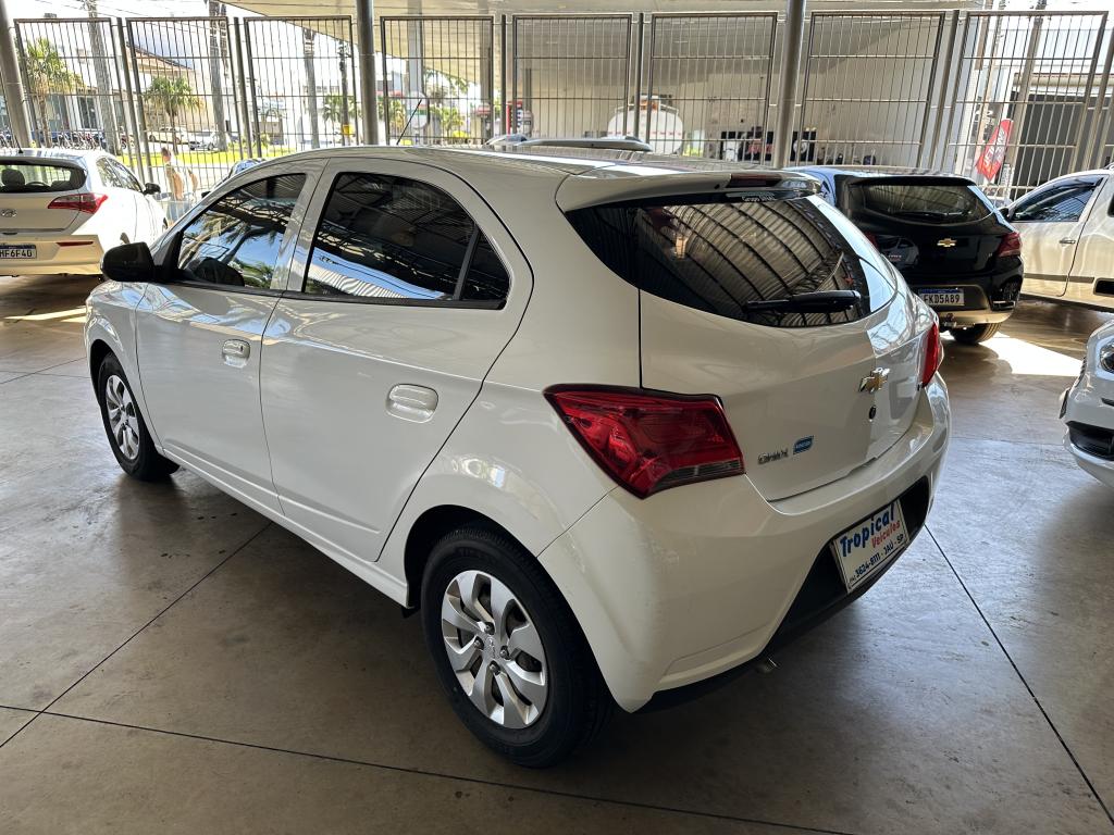 CHEVROLET Onix Hatch - Foto