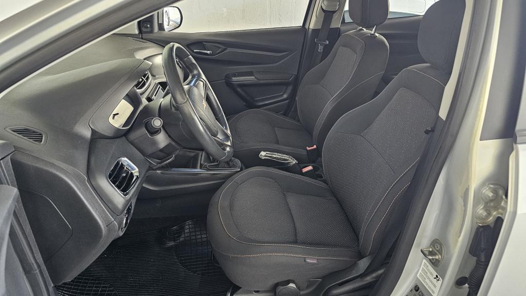 CHEVROLET Onix Hatch - Foto