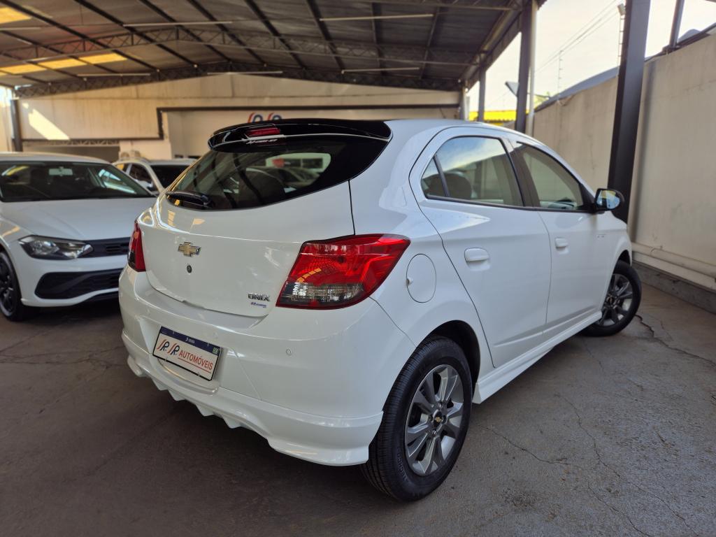 CHEVROLET Onix Hatch - Foto