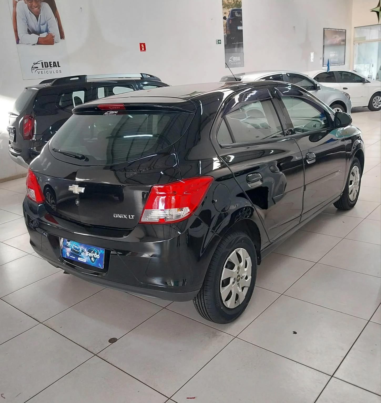 CHEVROLET Onix Hatch - Foto