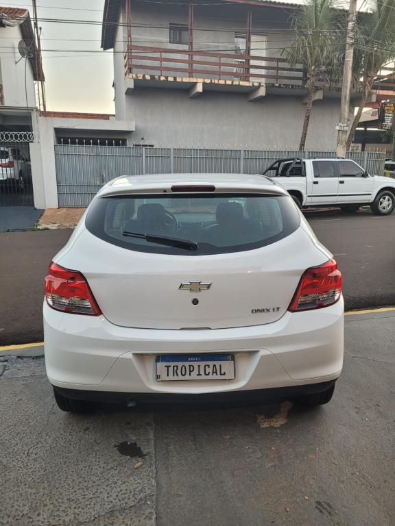 CHEVROLET Onix Hatch - Foto