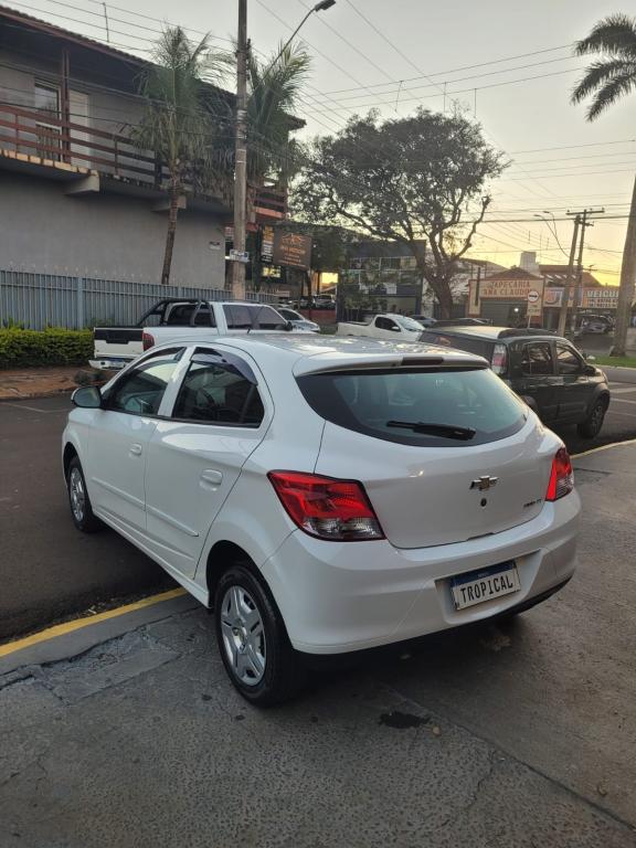 CHEVROLET Onix Hatch - Foto