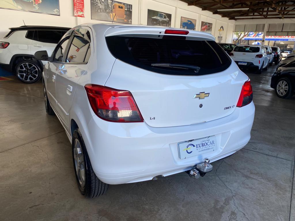 CHEVROLET Onix Hatch - Foto