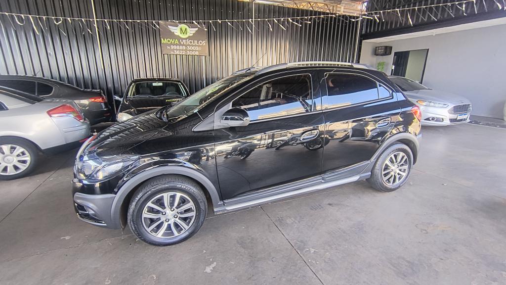 CHEVROLET Onix Hatch - Foto