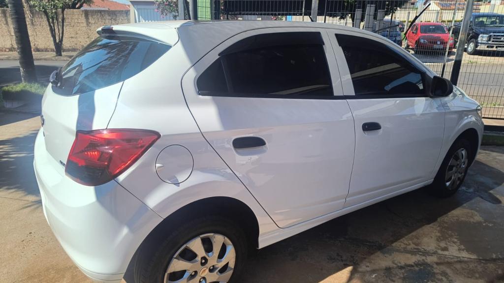 CHEVROLET Onix Hatch - Foto