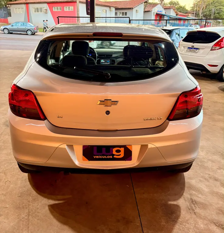 CHEVROLET Onix Hatch - Foto